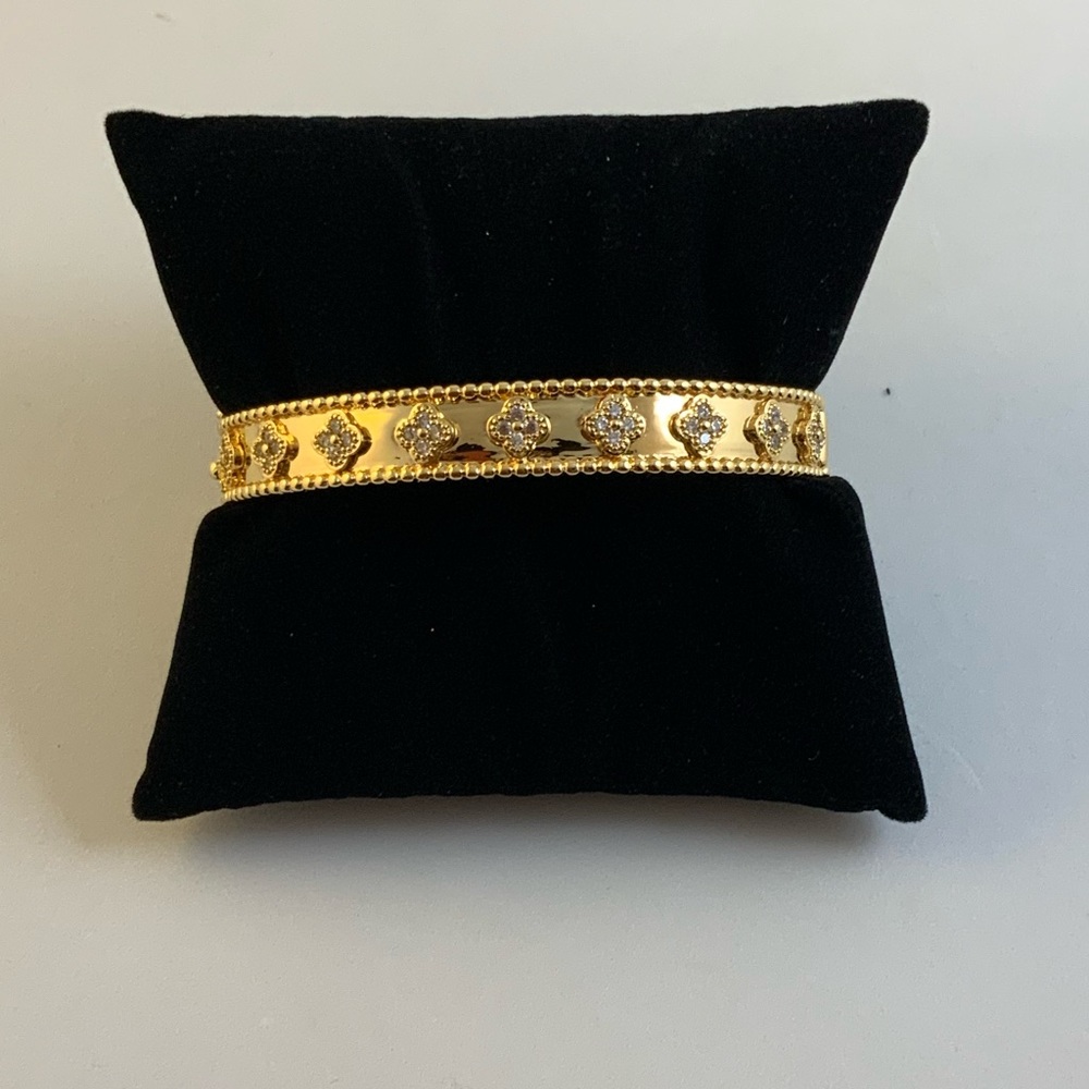 Gold Clover Bracelet - Picture 3 of 14